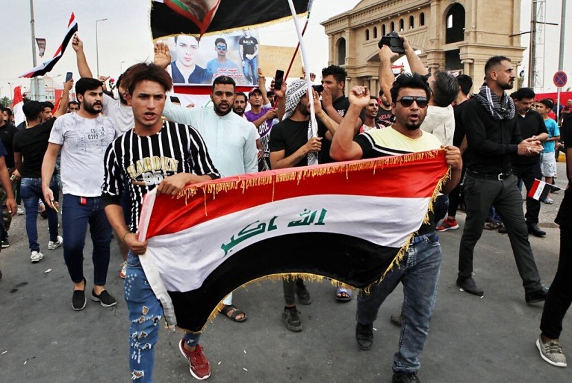 Unjuk rasa antipemerintah di Basra, Irak, Jumat (25/10).
