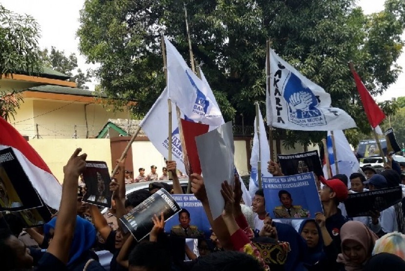 Unjuk rasa di depan Kedubes Myanmar, Jakarta dilakukan Barisan Muda (BM) pukul 13.15 WIB. BM PAN meneriakkan yel-yel 