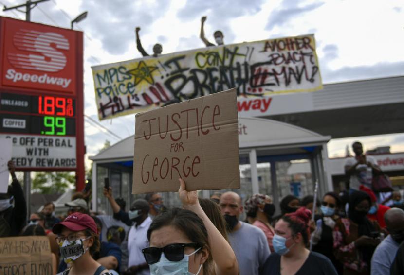 Unjuk rasa memprotes pembunuhan yang dilakukan polisi terhadap warga kulit hitam, George Floyd, berakhir ricuh.