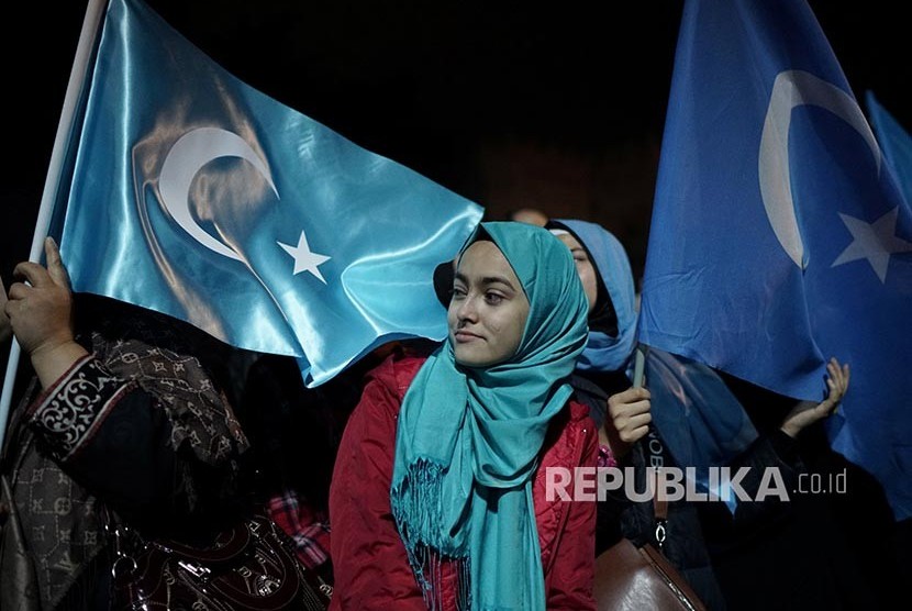 Turki Tegaskan tak Akan Deportasi Muslim Uighur ke China. Unjuk rasa mendukung muslim Uighur dan pemain sepakbola Arsenal FC berdarah Turki  Mesut Ozil di Istanbul, Turki. 