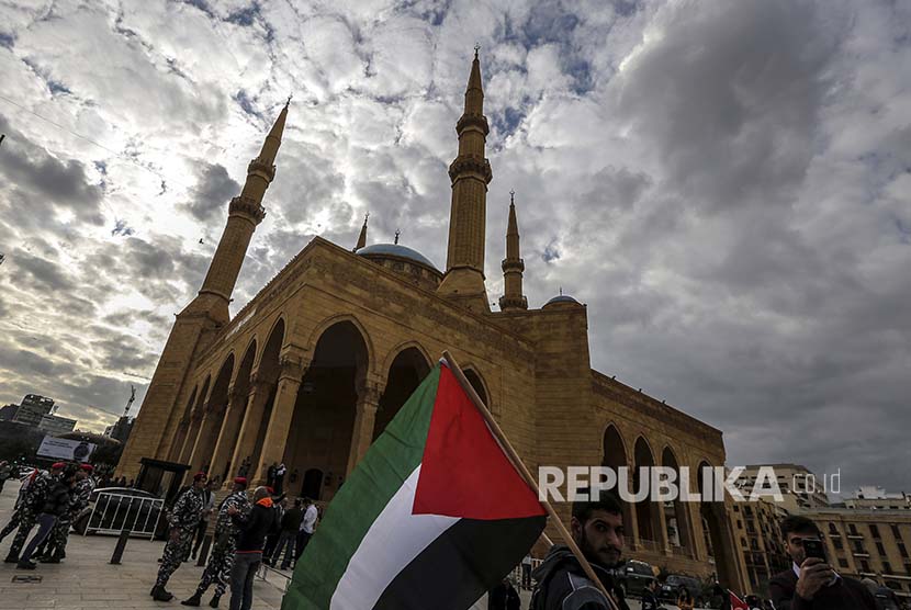 Unjuk rasa menentang putusan Amerika mengakui Yerusalem sebagai ibukota Israel di Masjid Al-Ameen, Beirut, Lebanon, Jumat (8/12)