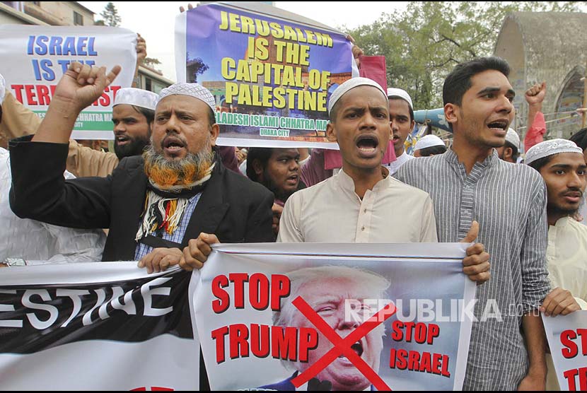Unjuk rasa menentang putusan Amerika mengakui Yerusalem sebagai ibukota Israel di Dhakka, Bangladesh, Jumat (8/12).