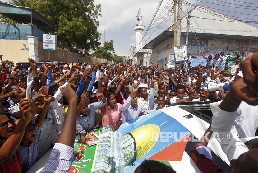 Unjuk rasa menentang putusan Amerika mengakui Yerusalem sebagai ibukota Israel di Mogadishu, Somalia, Jumat (8/12).