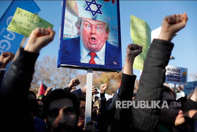 Unjuk rasa menentang putusan Amerika mengakui Yerusalem sebagai ibukota Israel di Istanbul,Turki, Jumat (8/12).