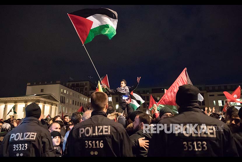 Unjuk rasa menentang putusan Amerika mengakui Yerusalem sebagai ibukota Israel di Berlin, Jerman, Jumat (8/12).
