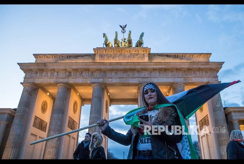 Unjuk rasa menentang putusan Amerika mengakui Yerusalem sebagai ibukota Israel di Berlin, Jerman, Jumat (8/12).