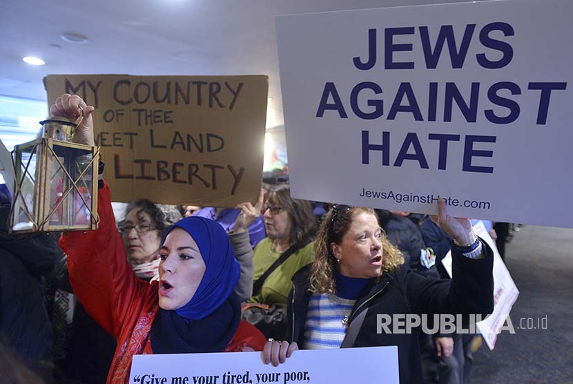 Unjuk rasa menolak kebijakan Trump yang melarang pendatang Muslim ke Amerika di Bradley International Airport, in Windsor Locks, Connecticut. Sunday, Jan. 29, 2017,