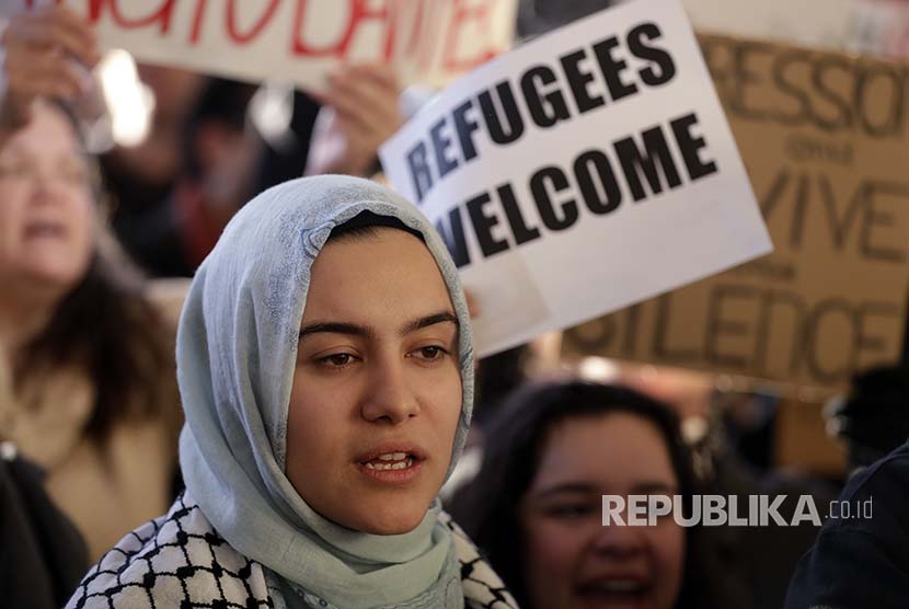 Unjuk rasa menolak kebijakan Trump yang melarang pendatang muslim ke Amerika di Bandara Internasional San Francisco.