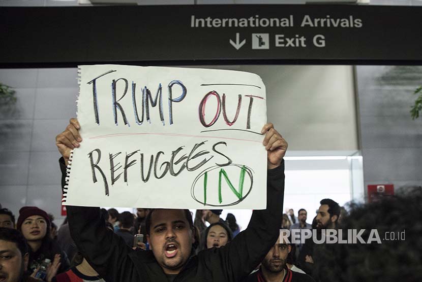 Unjuk rasa menolak kebijakan Trump yang melarang pendatang muslim ke Amerika di Bandara Internasional San Franscisco