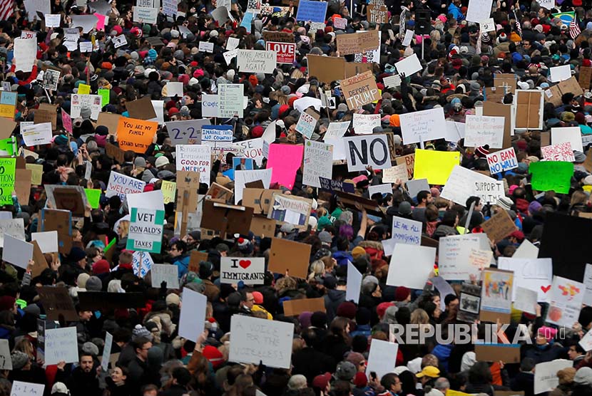 Unjuk rasa menolak kebijakan Trump yang melarang pendatang muslim ke Amerika di Boston, Massachusetts.