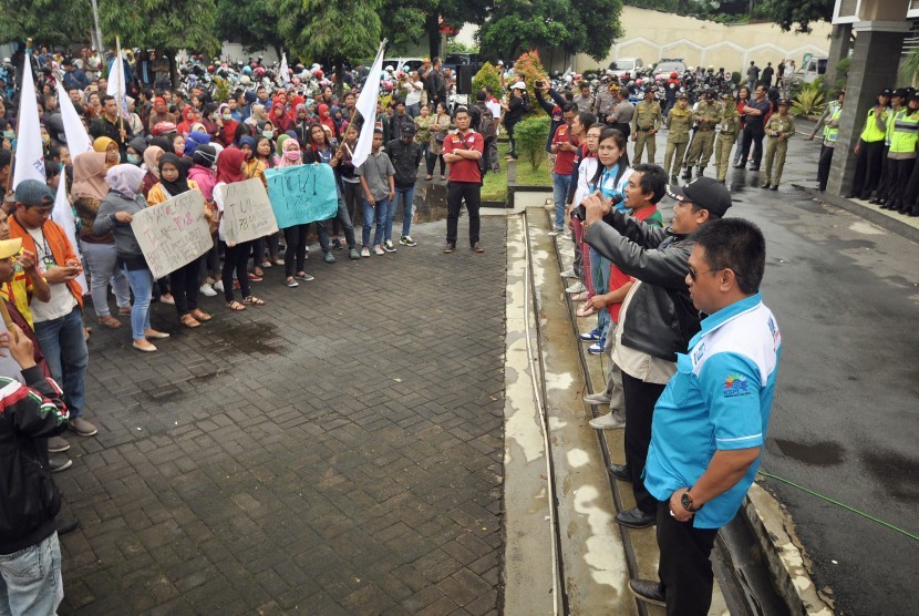 Unjuk rasa pekerja menolak usulan UMK Kabupaten Semarang 2018. 