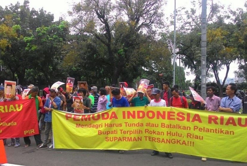 Unjuk rasa pemuda Indonesia Riau di depan kantor Kemendagri, Selasa (12/4).