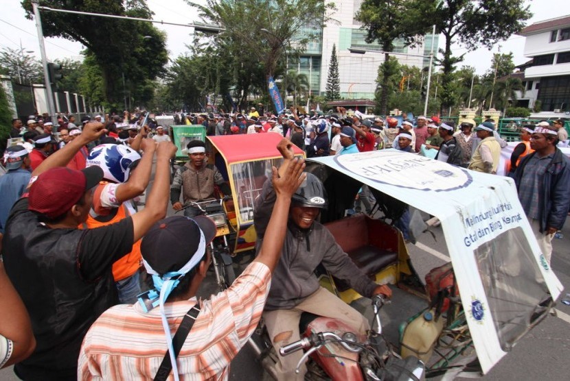 Unjuk rasa pengendara becak bermotor yang memprotes keberadaan angkutan berbasis online di Medan, Selasa (21/2).