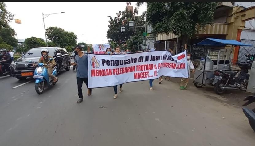 Unjuk rasa penolakan pelebaran trotoar jalan juanda.