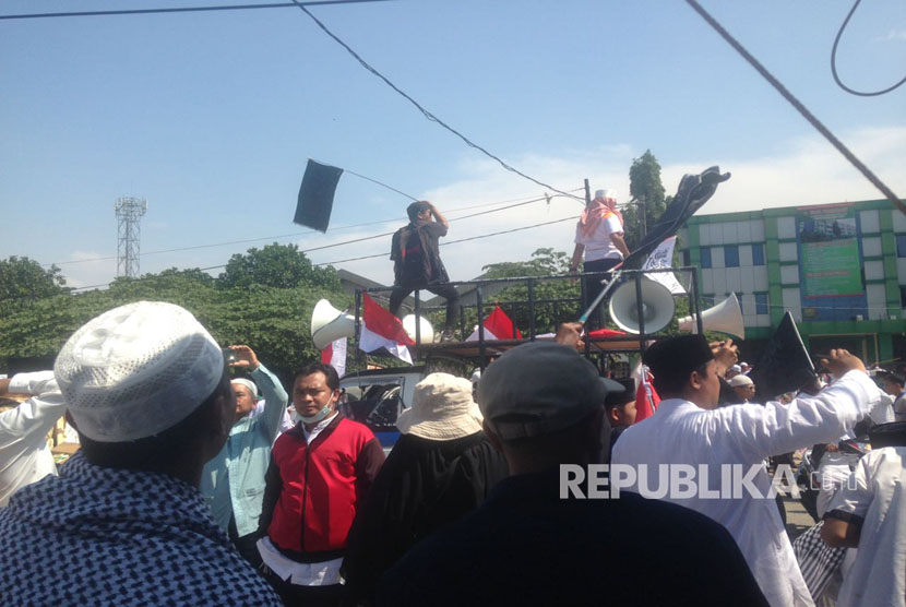 Unjuk rasa penolakan pembangunan Gereja Santa Clara Bekasi (Ilustrasi)