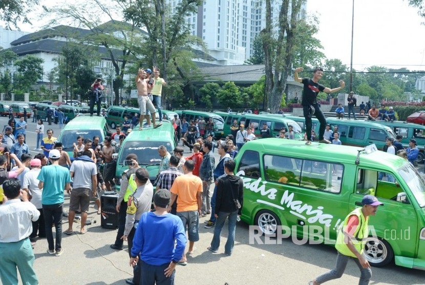 Unjuk rasa puluhan pengemudi angkot di depan Gedung Sate, Kota Bandung, Selasa (8/5).