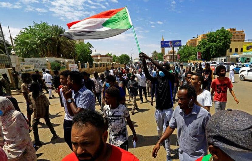 Unjuk rasa rakyat Sudan menuntut penghapusan negaranya dari dafar teroris.