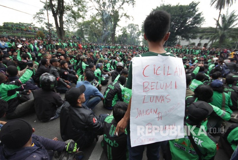 Unjuk rasa ribuan pengemudi transportasi berbasis aplikasi atau online di depan Gedung Sate, Kota Bandung, Senin (16/10).