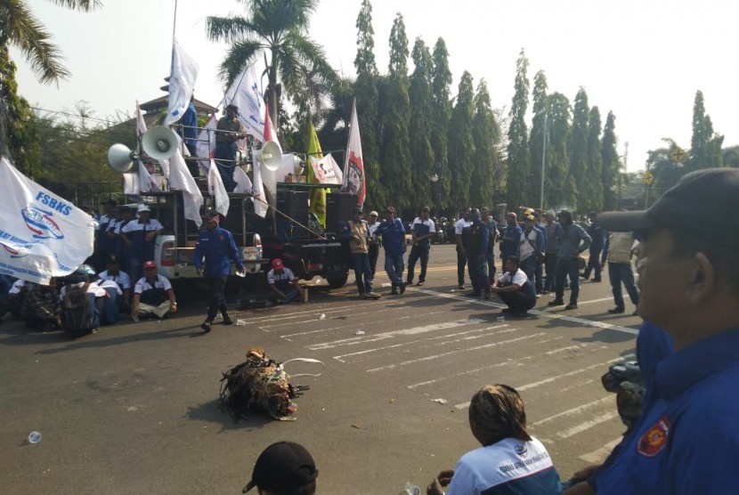 Unjuk rasa sekitar 3000 buruh PT. Krakatau Steel di depan Kantor Walikota Cilegon yanv menolak restrukturisasi pegawai, Selasa (2/7).