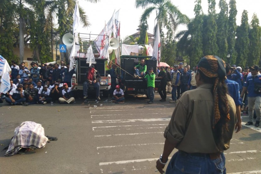 Unjuk rasa sekitar 3000 buruh PT. Krakatau Steel di depan Kantor Walikota Cilegon yanv menolak restrukturisasi pegawai, Selasa (2/7).