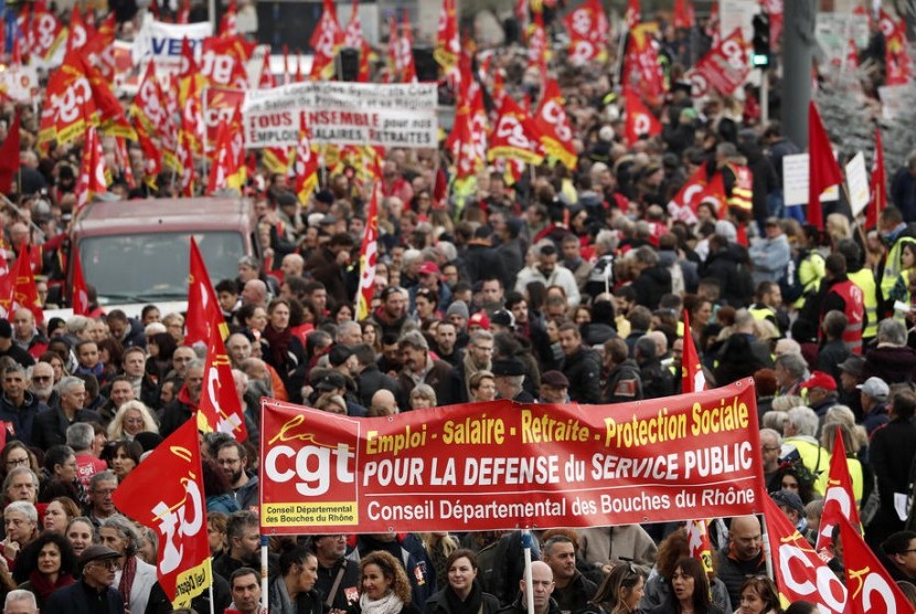 Unjuk rasa serikat pekerja yang memprotes perombakan sistem pensiun di Prancis, Kamis (5/12).