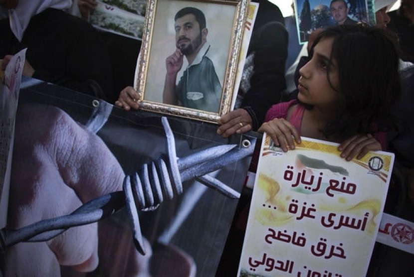 Unjuk rasa warga Palestina guna mendukung tahanan yang melakukan aksi mogok makan di penjara-penjara Israel.