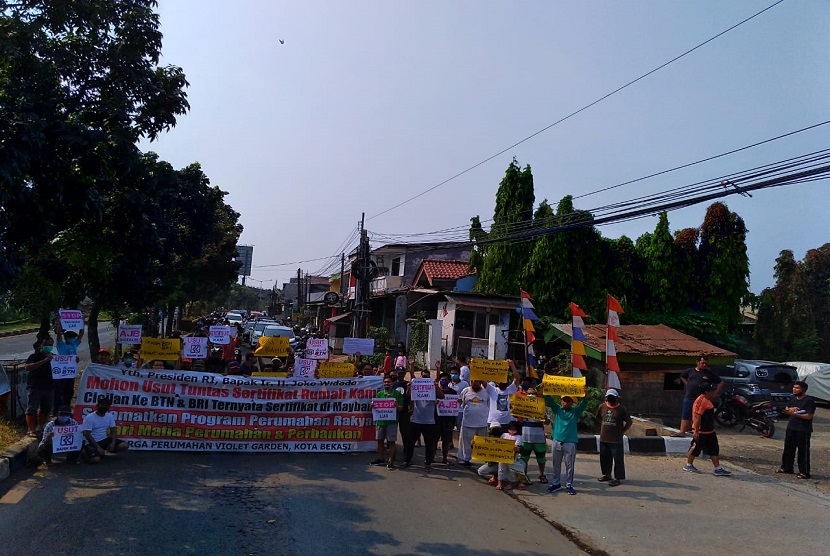 Unjuk rasa warga Violet Garden Bekasi, Kranji, Bekasi Barat menuntut sertifikat hak rumahnya