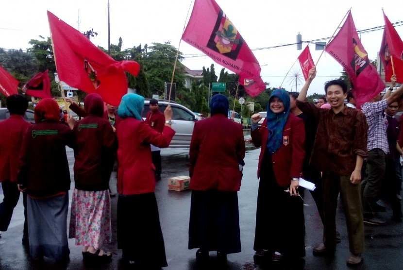 Unjuk rasa yang diikuti puluhan peserta Darul Arqom Paripurna (DAP) IMM  digelar di Jalan Ahmad Yani Kota Serang Banten, Kamis (1/1).