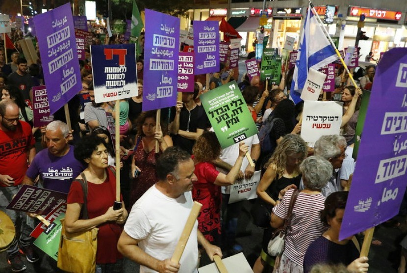 Unjuk rasa yang menentang adanya rencana UU Negara Bangsa Yahudi yang digelar di Tel Aviv beberapa waktu lalu