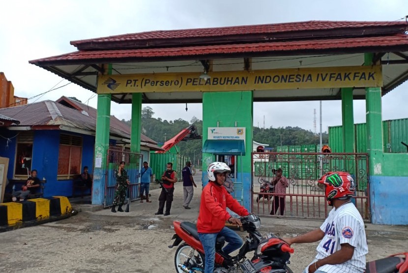 Unjuk rasa yang terjadi di Fakfak, Papua Barat, mendorong KSOP Fakfak meningkatkan pengamanan pelabuhan, Rabu (21/8).