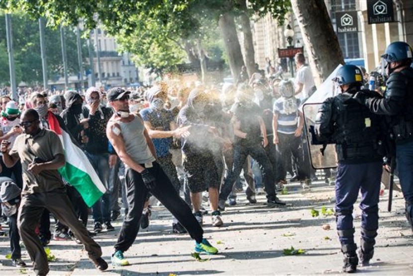 Sayap Kanan Prancis Bungkam Muslim Dukung Palestina. Unjuk rasa Pro-Palestina di Paris, Prancis, berakhir rusuh pada Sabtu (26/7).