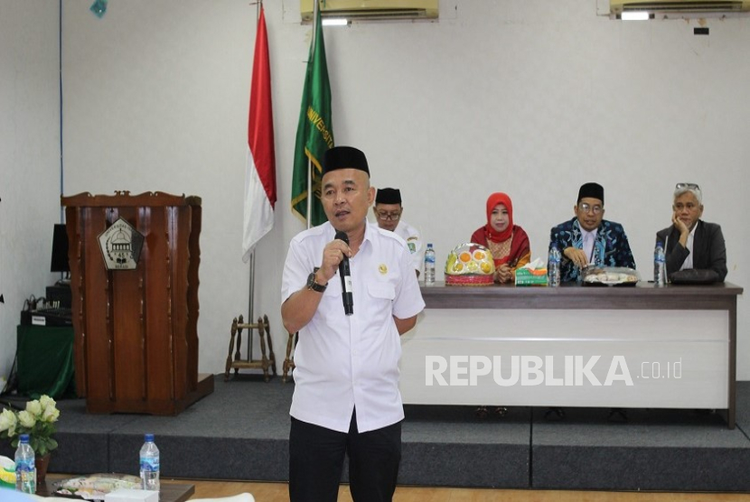 UNM bersama Pemkot Bekasi memberikan beasiswa untuk mahasiswa tak mampu sehingga cita-cita akademik mahasiswa tak terhalang oleh keterbatasan ekonomi. 
