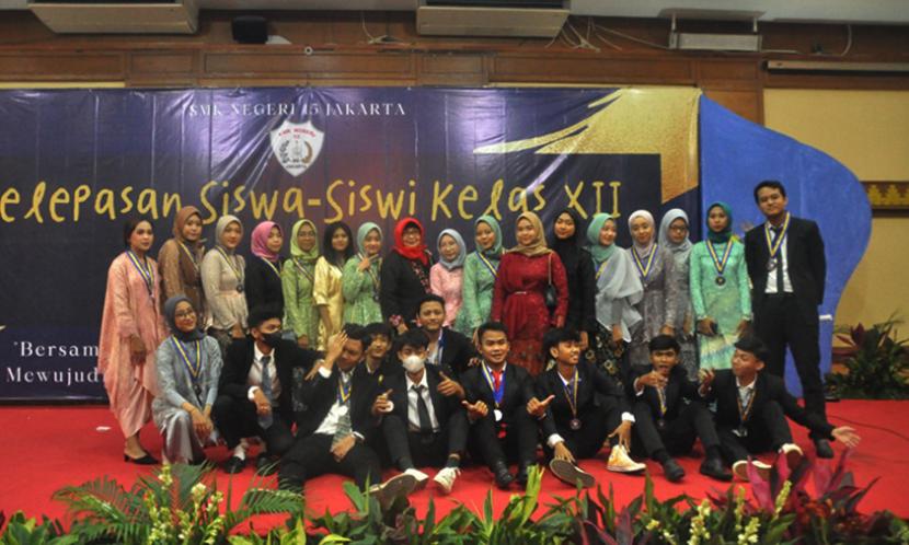 UNM kampus Damai terus menjalin sinergi dengan SMKN 15 Jakarta dalam berbagai kegiatan termasuk mendukung graduation ceremony.