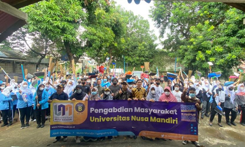 UNM kampus Jatiwaringin mengadakan aksi sosial pengabdian masyarakat sambut mahasiswa baru.