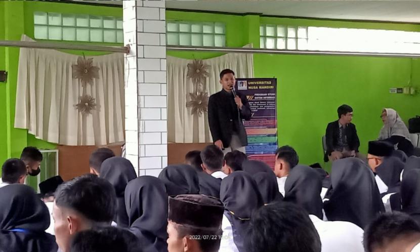 UNM kampus Tangerang berpartisipasi dalam kegiatan MPLS SMK YP Karya 1.