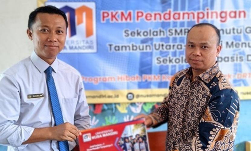 UNM melakukan serah terima teknologi berupa aplikasi DigiMS (Digitalisasi Manajemen Sekolah) kepada SMPIT Ajimutu Global Insani Tambun Utara, Bekasi.