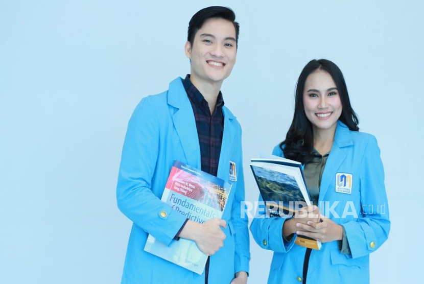 UNM membagikan 80 jaket varsity eksklusif hasil kolaborasi UNM x Dagadu secara gratis kepada 80 pendaftar pertama di gelombang VI.