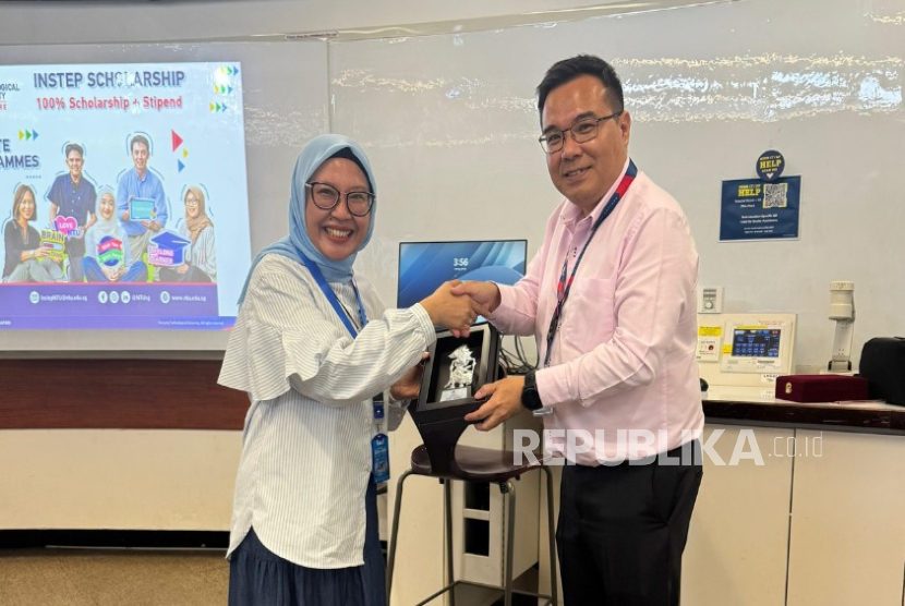 UNM memberangkatkan rombongan mahasiswa dan dosen ke Singapura pada Senin, 28 Juli 2025.