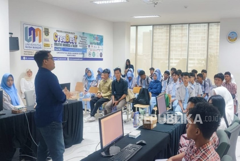 UNM memberikan bekal keterampilan digital kepada siswa SMK melalui kegiatan CREABEST 2025 pada Selasa (11/11/2025) lalu. 