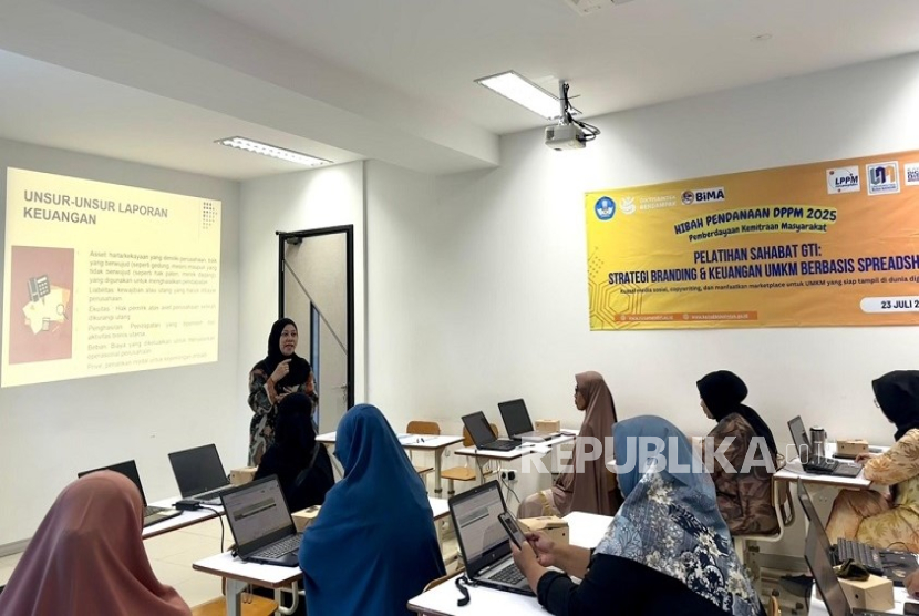 UNM memberikan pelatihan kepada pelaku UMKM dalam mengelola laporan keuangan secara digital.