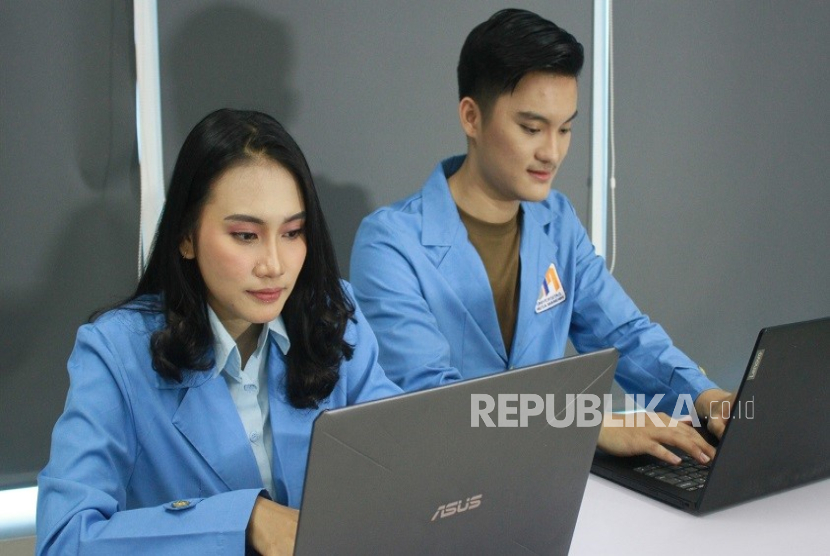 UNM menawarkan kelas karyawan dengan jadwal fleksibel serta kesempatan terlibat dalam proyek digital. 