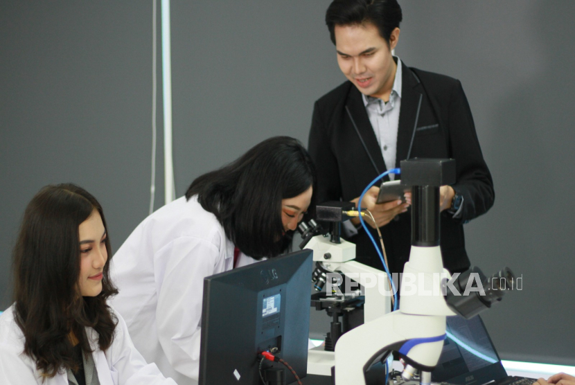 UNM mendorong mahasiswanya juga memiliki soft skill seperti berpikir kritis dan kemampuan pemecahan masalah.