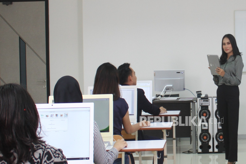 UNM menjadikan mata kuliah copywriting sebagai aset berharga karena bisa mengantarkan lulusannya untuk menempuh karier yang luas dan mendapatkan gaji kompetitif.