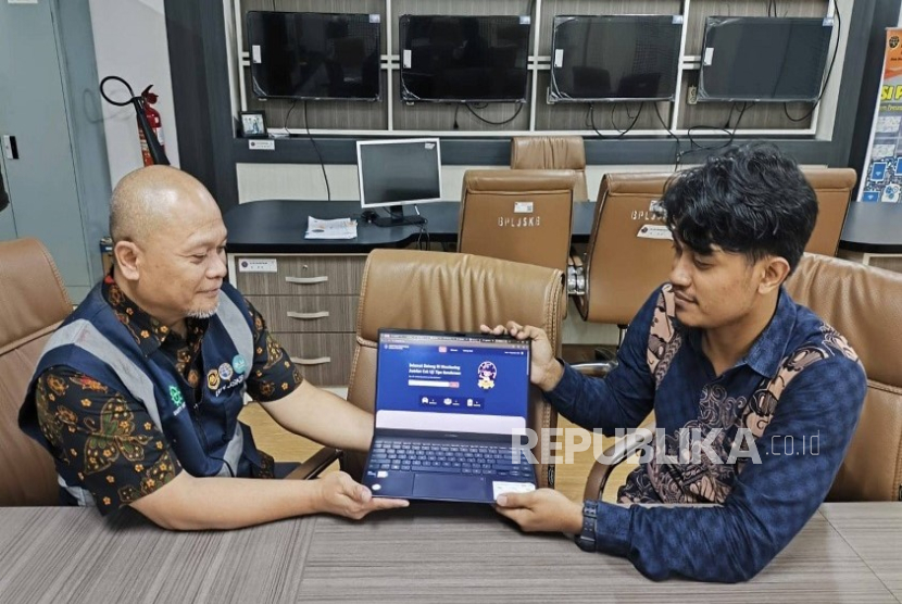 UNM menyerahkan aplikasi canggih buatan mahasiswa ke BPLJSKB, Cibitung, Bekasi untuk mempermudah pengujian kendaraan. 