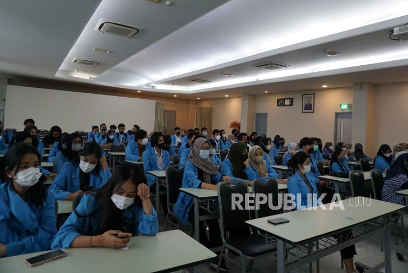 UNM sebagai kampus digital bisnis, menjadikan penguatan kompetensi digital mahasiswa menjadi fokus utama. 