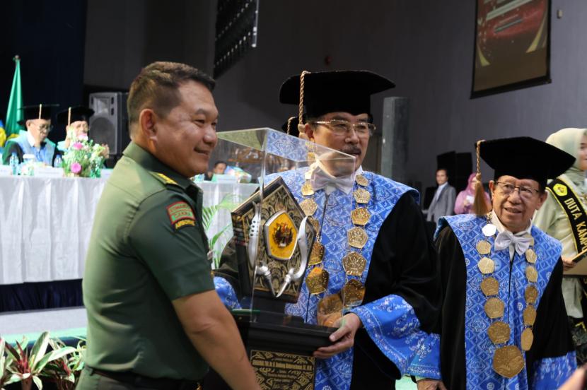 Unpas memberikan gelar kehormatan untuk Kepala Staf TNI Angkatan Darat (Kasad) Jenderal TNI Dr H Dudung Abdurachman SE MM.