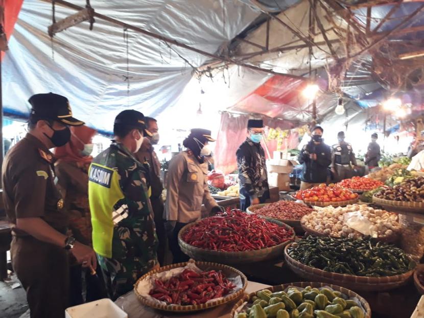 Unsur Forkopimda Kota Sukabumi memantau harga sembako jelang Natal dan Tahun Baru di Pasar Gudang, Selasa (22/12)