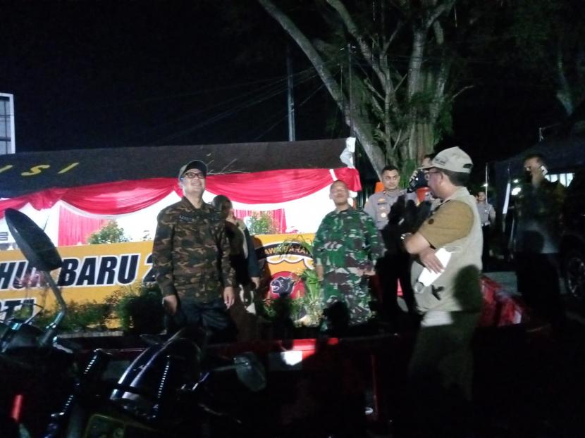 Unsur forkopimda Kota Sukabumi memantau malam tahun baru di kawasan Tugu Adipura, Sabtu (31/12) malam. Langkah tersebut untuk memastikan malam tahun baru berlangsung lancar dan aman, tidak terjadi kerumunan warga.