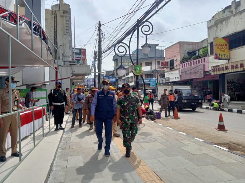 Unsur Forkopimda Kota Sukabumi memantau pedestrian Jalan Ahmad Yani Kota Sukabumi, Senin (20/12).