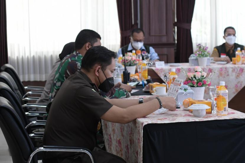 Unsur Forkopimda Kota Sukabumi membahas perpanjangan PPKM   Level 4 di Balai Kota Sukabumi, Senin (26/7).